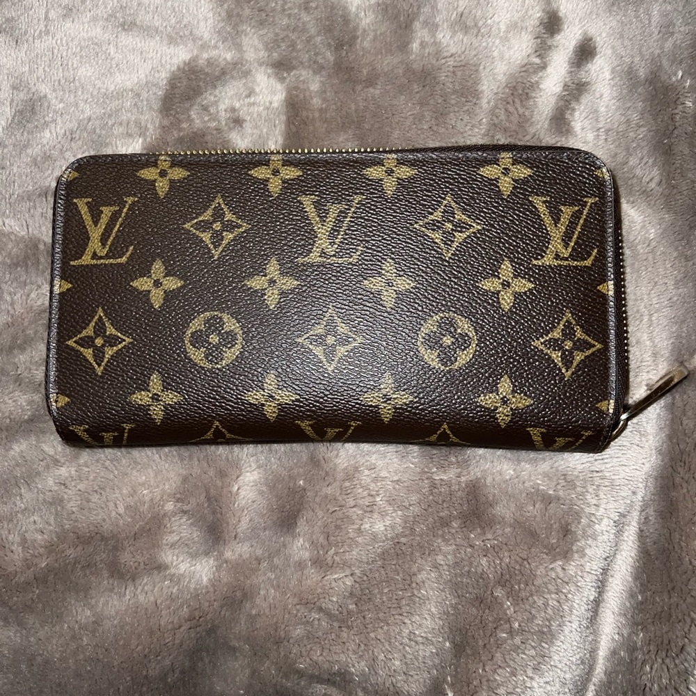Authentic Louis Vuitton Zippy Wallet